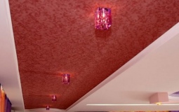 Красный сатиновый натяжной потолок для коридора