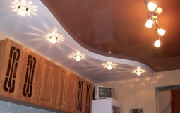 Бело-коричневый потолок на кухню