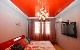 Двухуровневый цветной потолок в спальню
