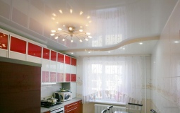 Белоснежный глянцевый потолок на кухню