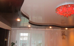 Комбинированный натяжной потолок в цвете для гостиной