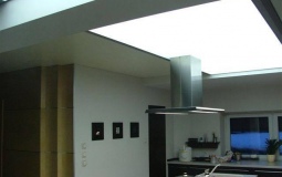 Светопрозрачный потолок с контуром на кухню