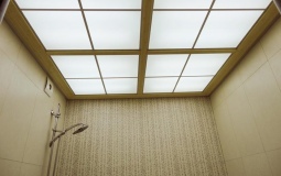 Светопрозрачный потолок в ванную