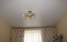 Классический матовый потолок с люстрой для гостиной