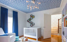Бело-голубой узорный натяжной потолок для детской