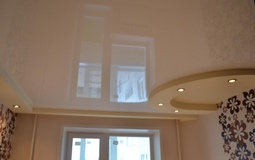 Двухуровневый комбинированный потолок в гостиную
